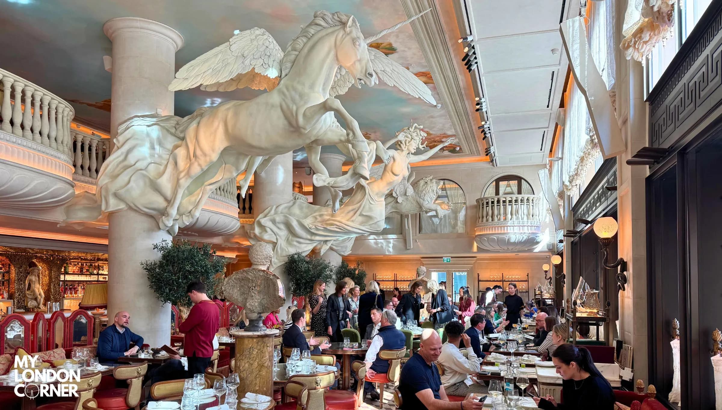 Bacchanalia Londra: il ristorante più scenografico di Mayfair tra mito, arte e cucina mediterranea