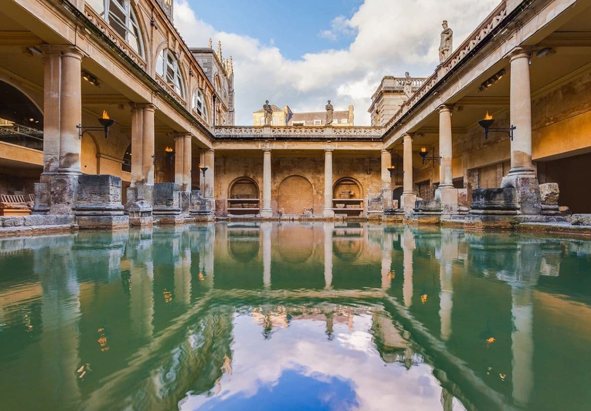 Gita di un giorno a Bath in treno con ingresso alle terme romane o tour Hop-On Hop-Off