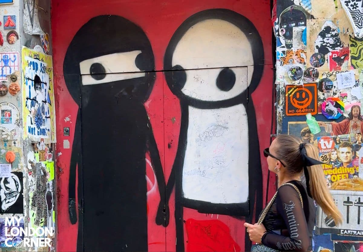 Tour Street Art a Londra a Piedi con Guida Italiana - foto 4 (Fuori dalla stazione metropolitana di Aldgate East, Davanti al negozio Paddy Power, E1 1BY)